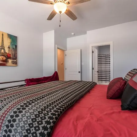 Nest - A Cheerful 4 Bedroom, 4.5 Bath New Townhome In Aggieland
